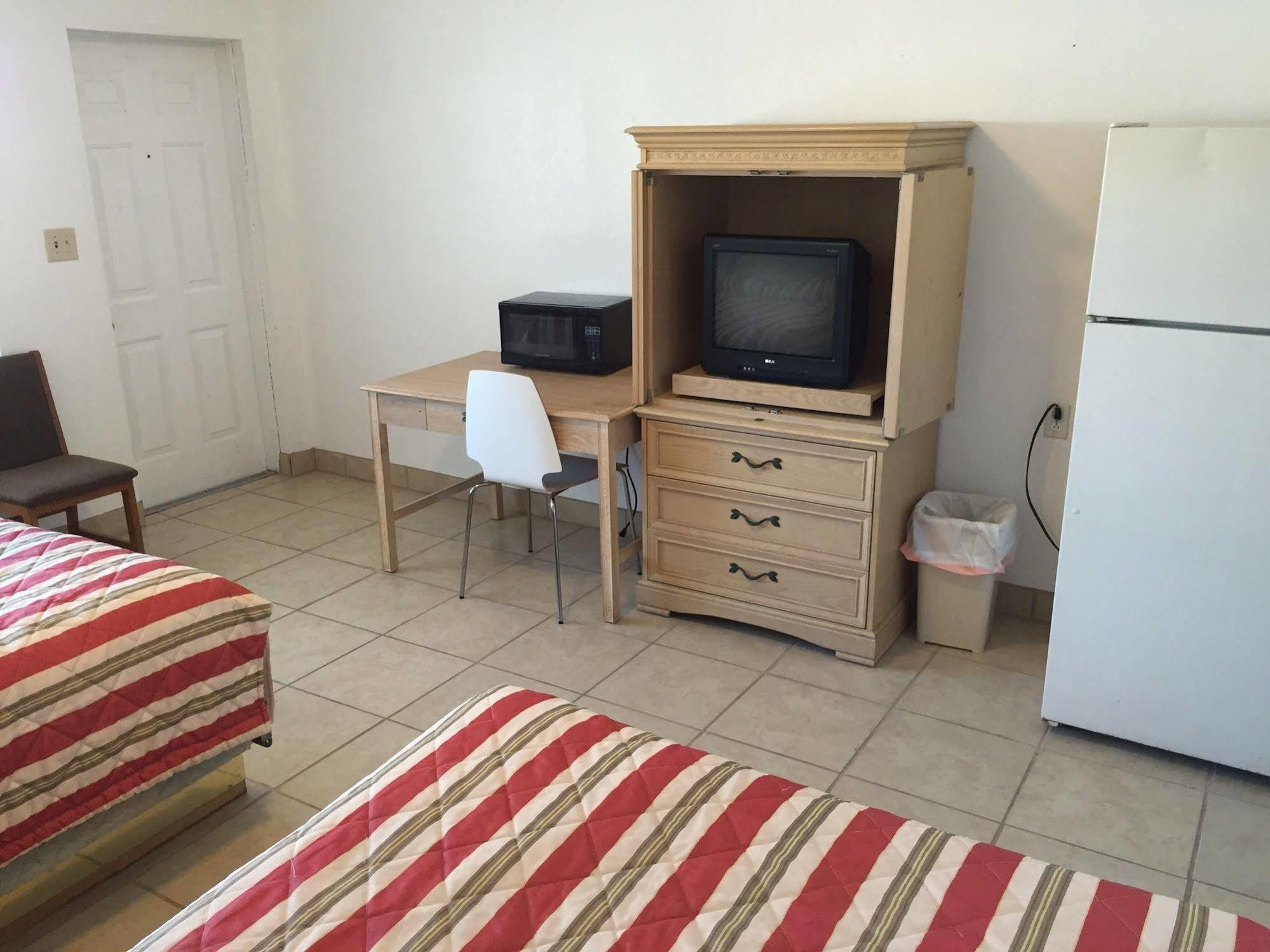 Economy Suites Cypress Gardens Bagian luar foto