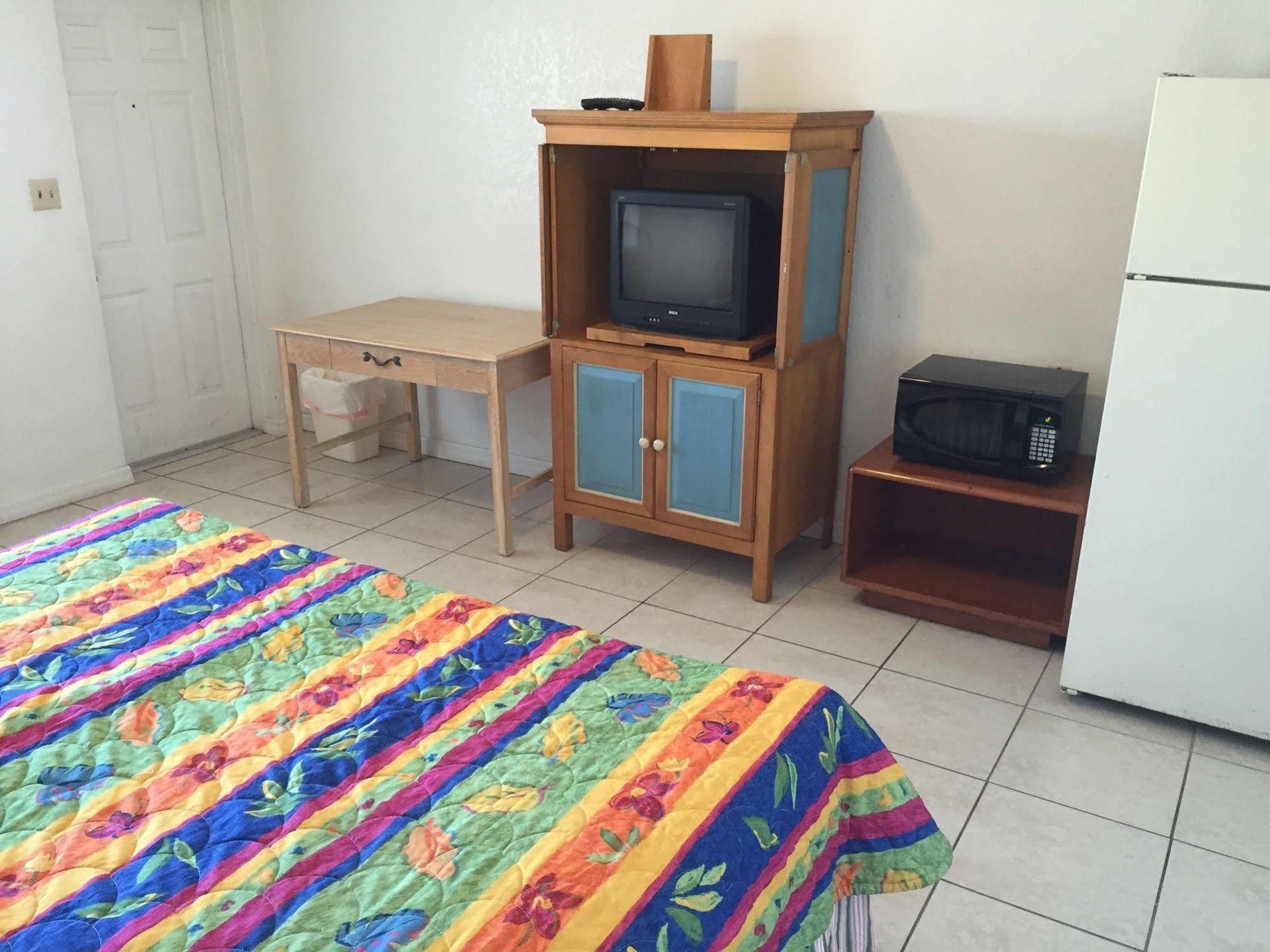 Economy Suites Cypress Gardens Bagian luar foto