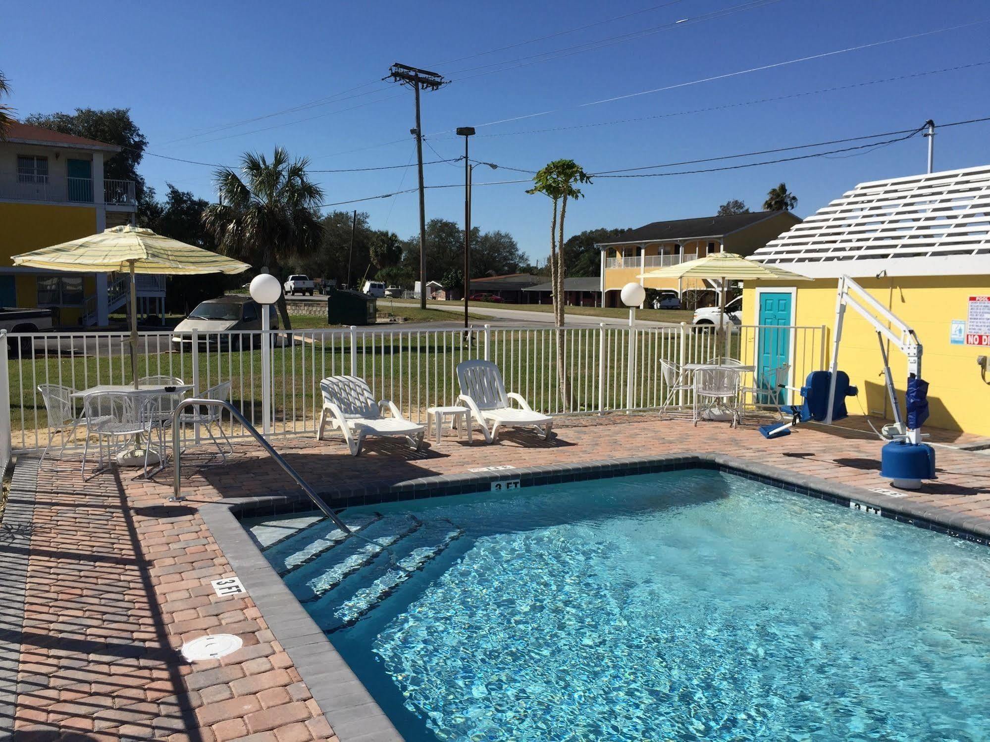 Economy Suites Cypress Gardens Bagian luar foto