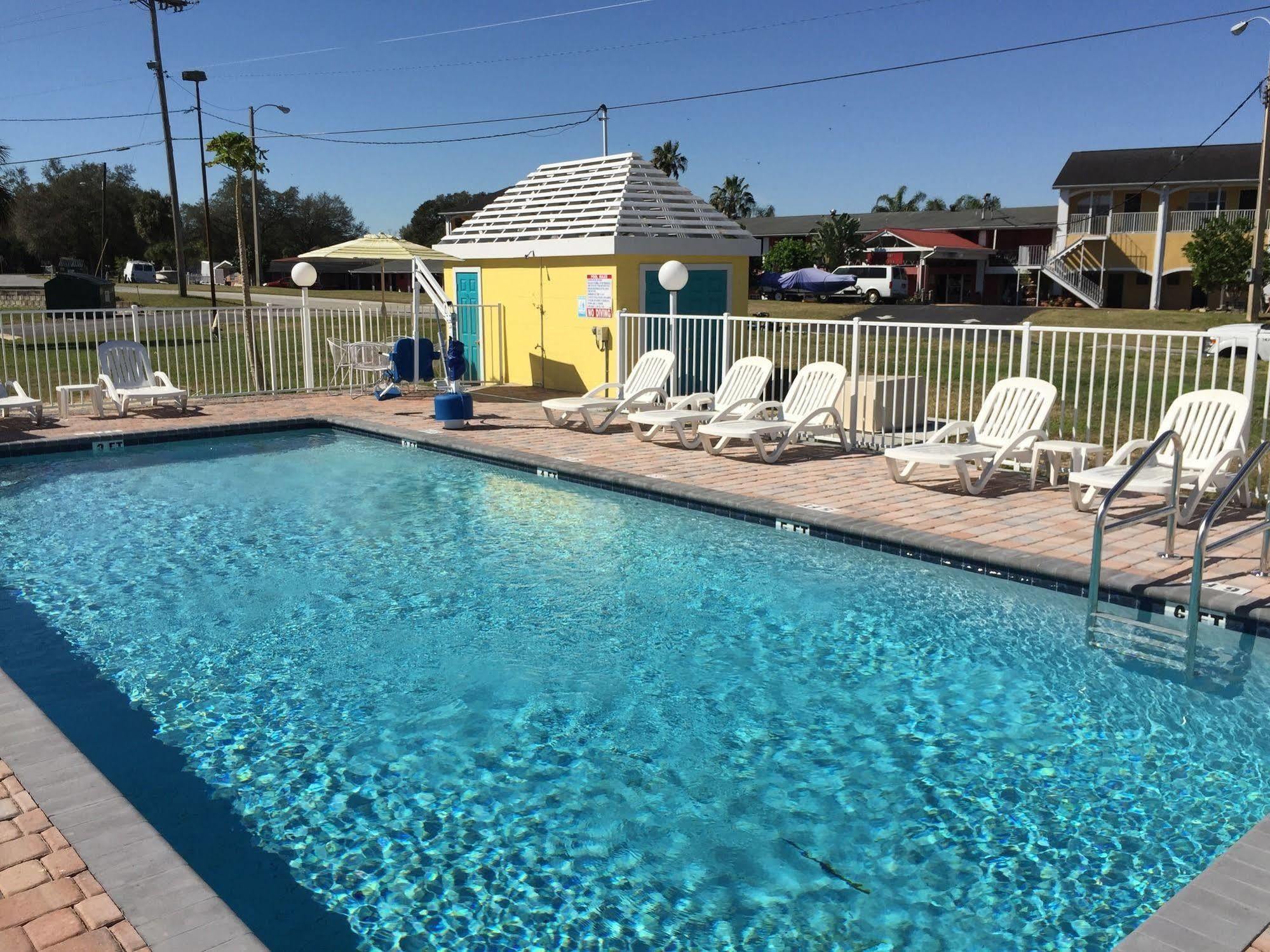 Economy Suites Cypress Gardens Bagian luar foto