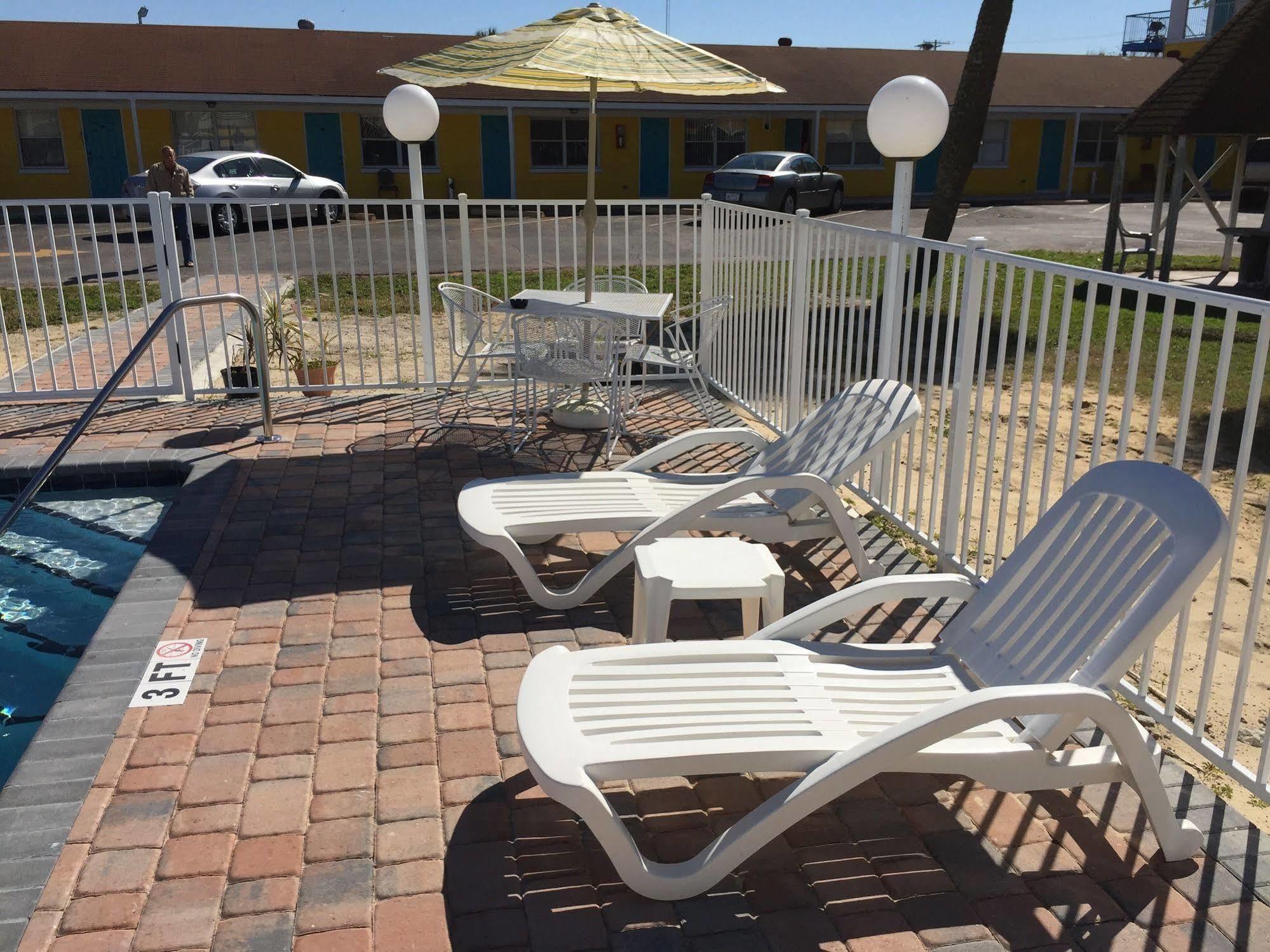 Economy Suites Cypress Gardens Bagian luar foto