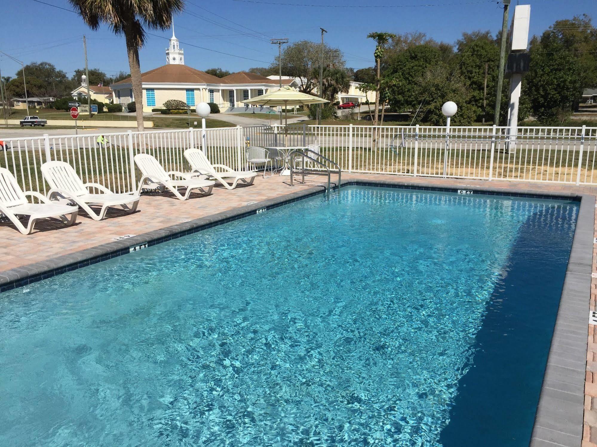 Economy Suites Cypress Gardens Bagian luar foto