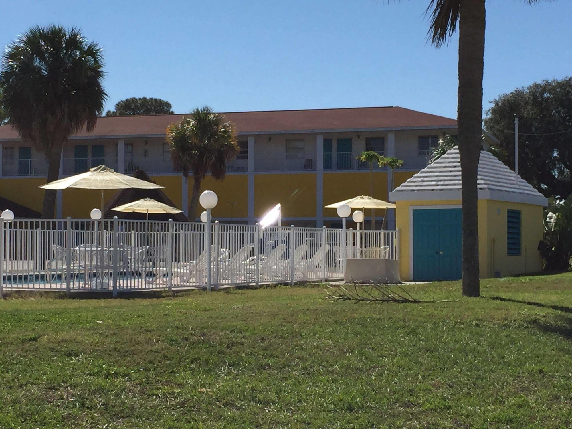 Economy Suites Cypress Gardens Bagian luar foto