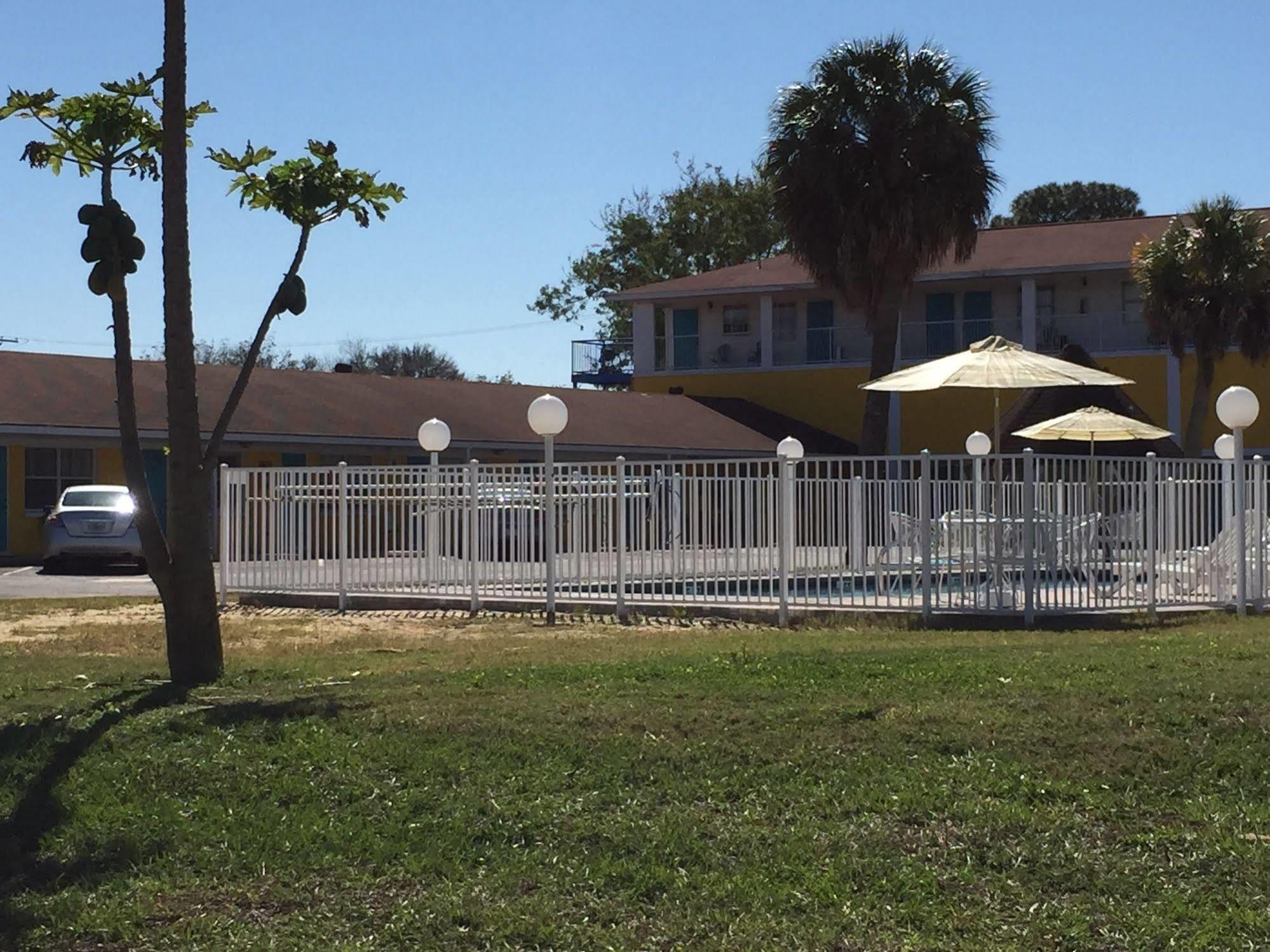 Economy Suites Cypress Gardens Bagian luar foto