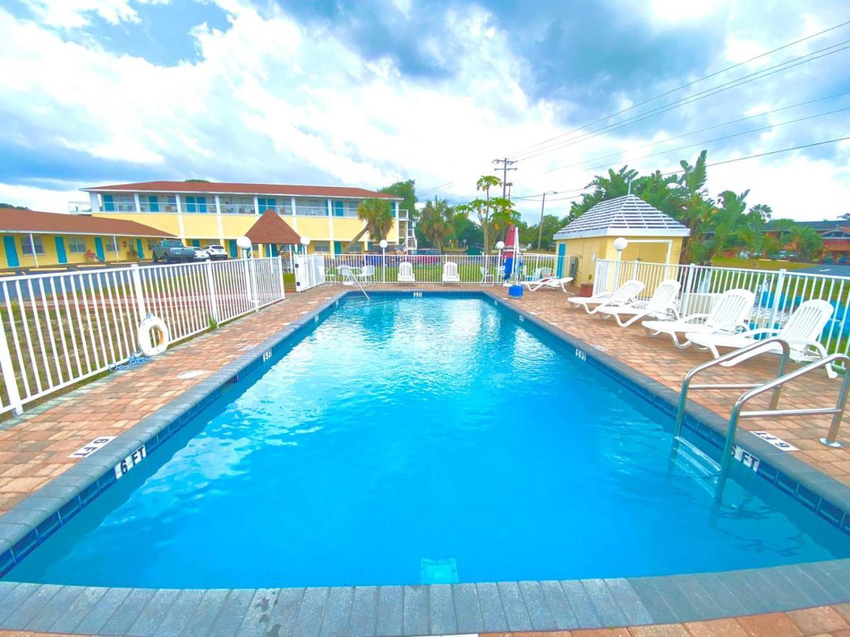 Economy Suites Cypress Gardens Bagian luar foto